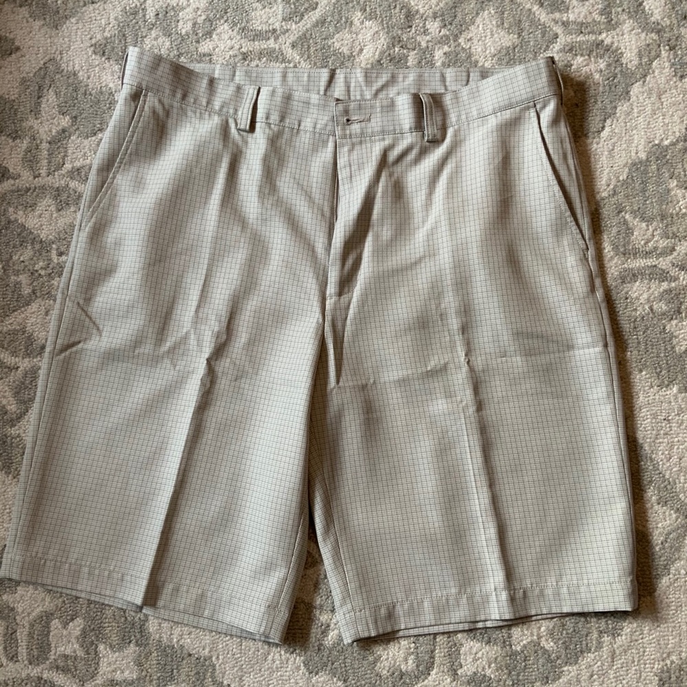 Men’s golf shorts